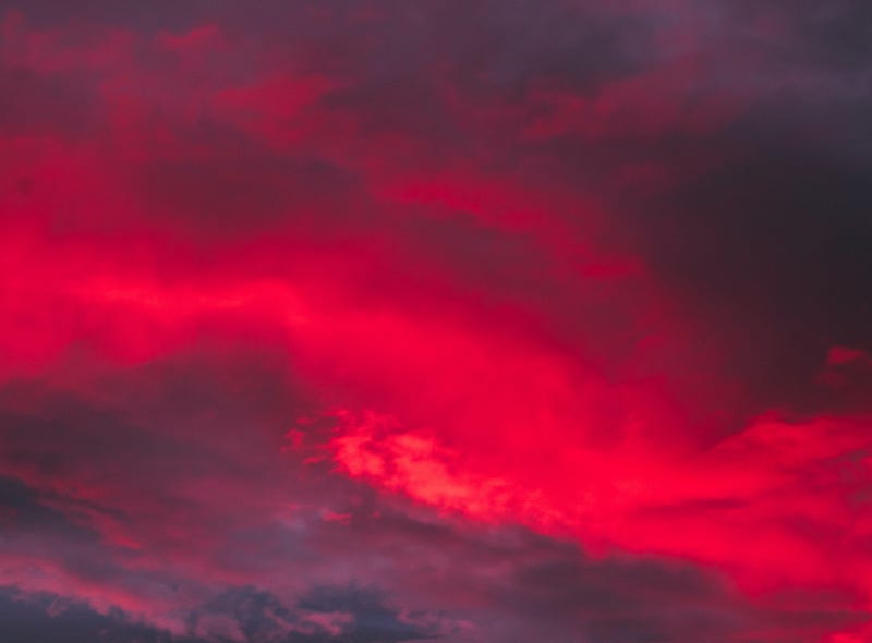 The mystery of the red sky paradox